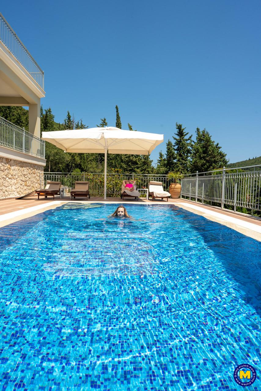 20P MILF Mackenzie Page e a adolescente excitada Mona Blue chupam o regalo uma da outra à beira da piscina