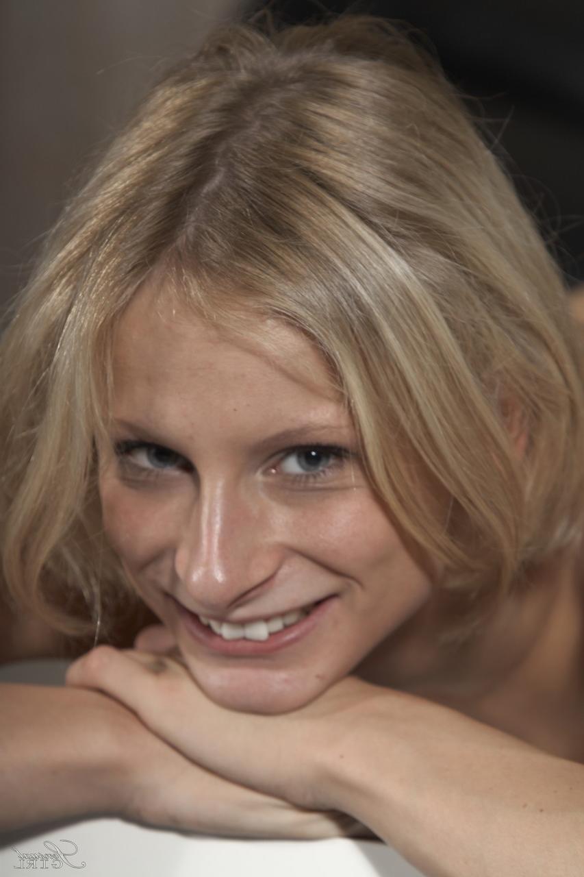 18P La dame allemande Paris Pink pose nue et regarde la caméra avec ses yeux bleus.