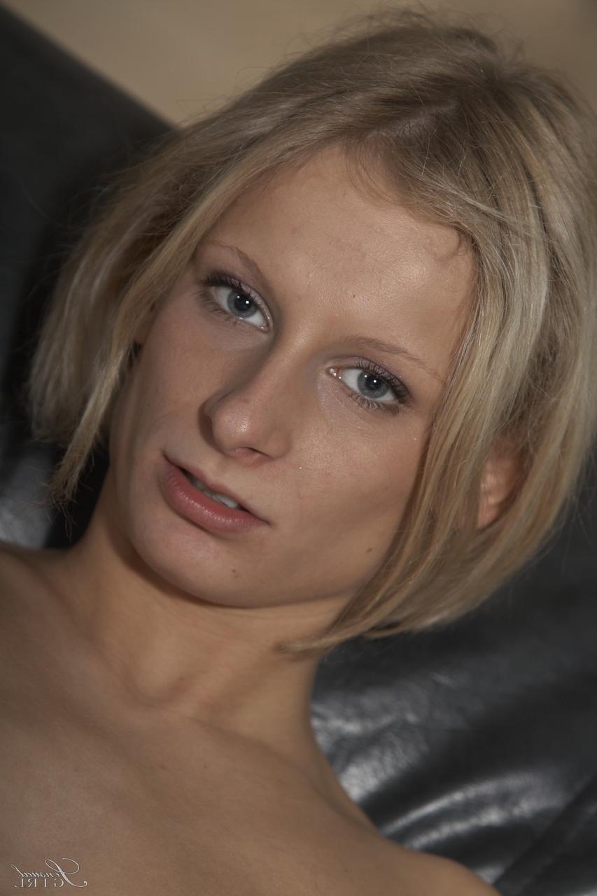 18P La dame allemande Paris Pink pose nue et regarde la caméra avec ses yeux bleus.