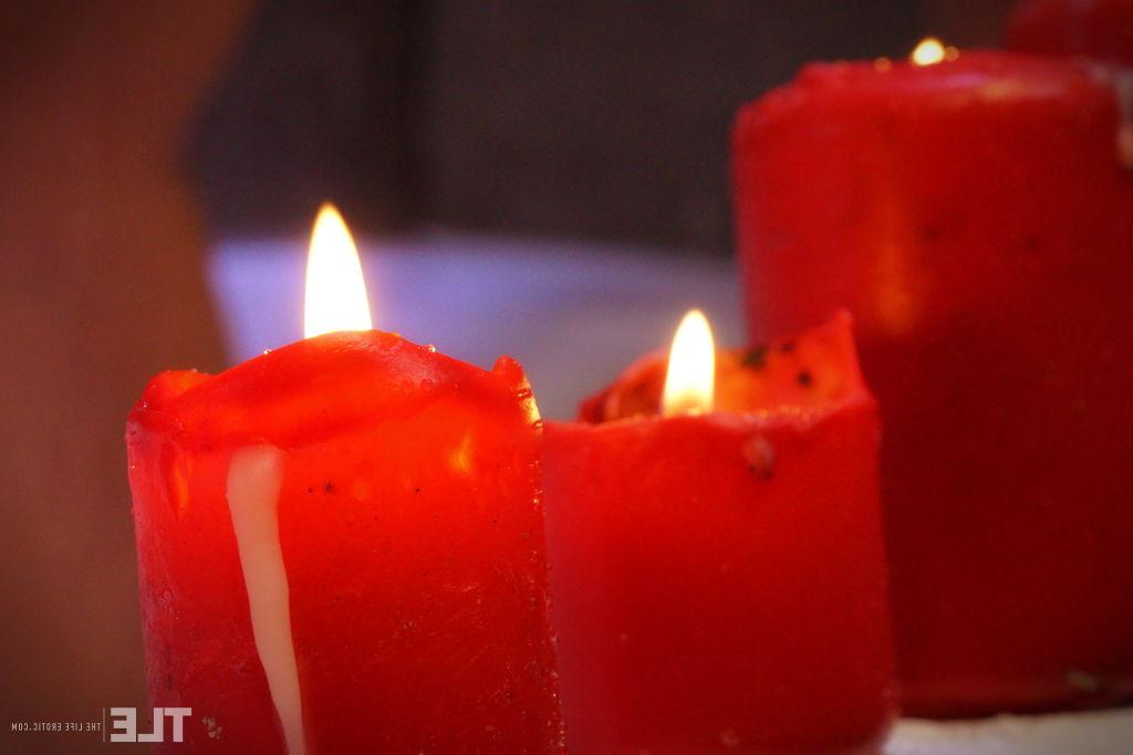 16P A adolescente morena Gabriela participa de brincadeiras sexuais excêntricas durante ação solo em uma banheira