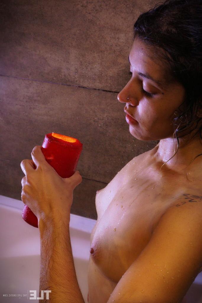 16P A adolescente morena Gabriela participa de brincadeiras sexuais excêntricas durante ação solo em uma banheira