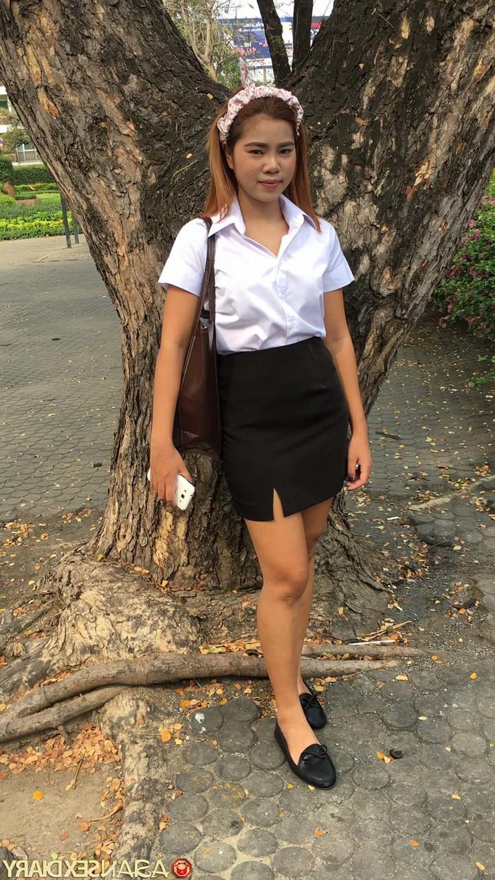 20P A estudante tailandesa Apple B é fodida em posições sexuais missionárias e estilo cachorrinho