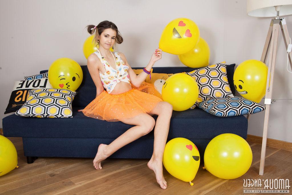 20P Das entzückende junge Mädchen Bea hält Luftballons in der Hand, bevor sie sich nackt auszieht
