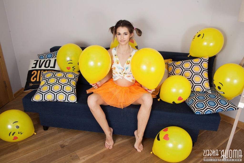 20P Das entzückende junge Mädchen Bea hält Luftballons in der Hand, bevor sie sich nackt auszieht