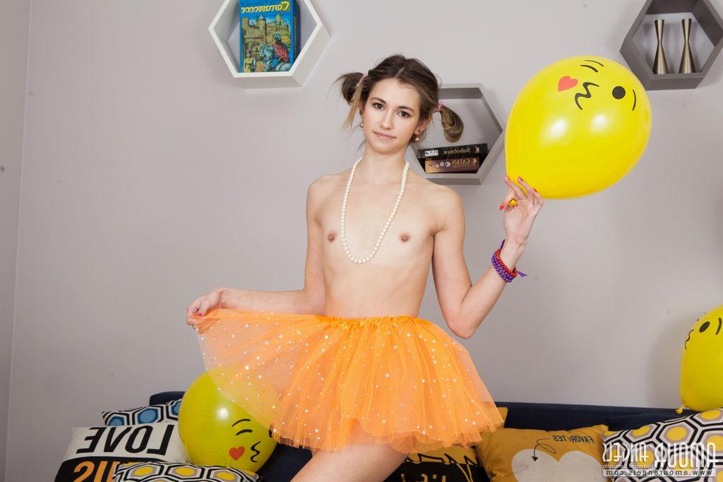 20P Das entzückende junge Mädchen Bea hält Luftballons in der Hand, bevor sie sich nackt auszieht