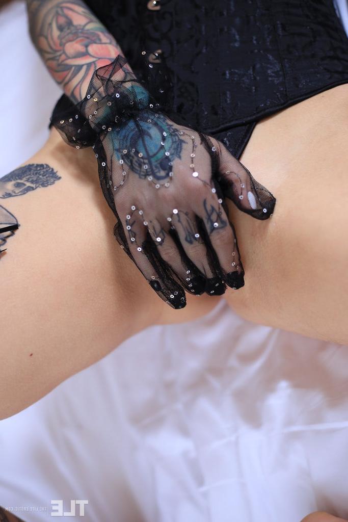 16P A garota tatuada Mari Galore lubrifica sua buceta com cuspe enquanto se masturba