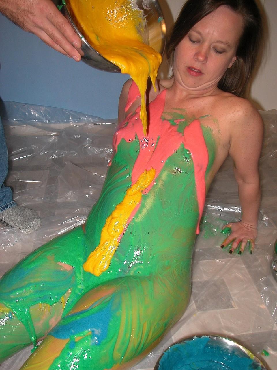 20P Naughty MILF Carrie Cash shows off her big ass in a kinky foodplay scene