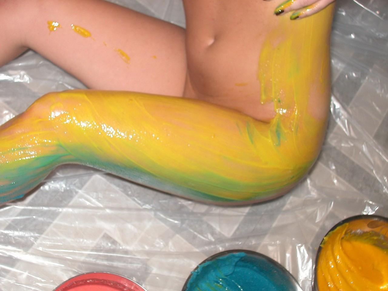 20P Naughty MILF Carrie Cash shows off her big ass in a kinky foodplay scene