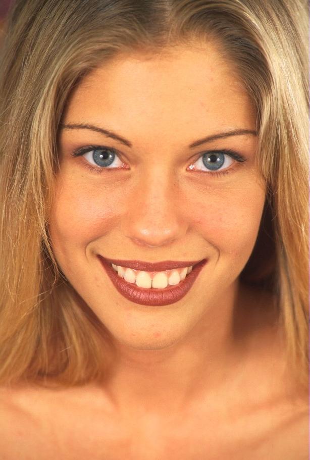 20P Die lächelnde Amateur-Teenagerin Angela zeigt ihren großen Hintern und massiert ihre beschnittene Muschi