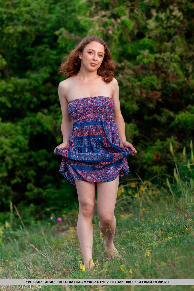 18P A linda adolescente Esenia tira o vestido para ficar nua em um campo