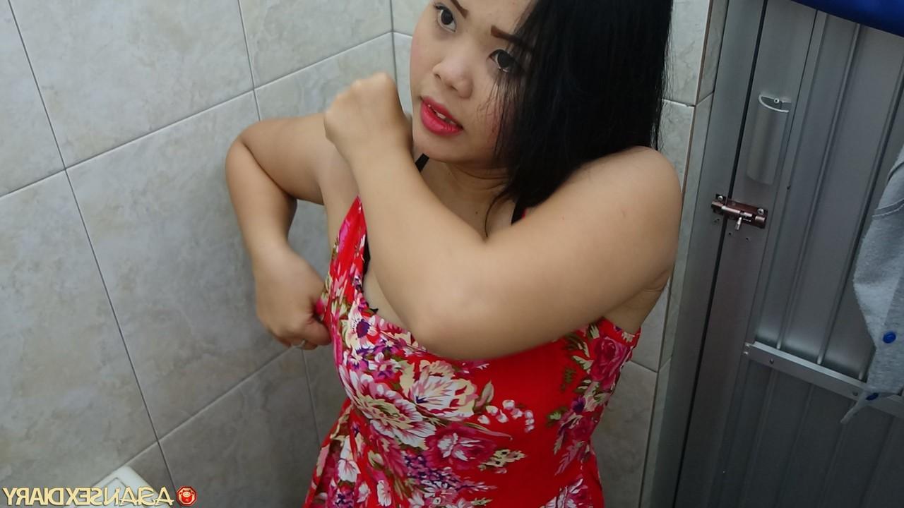 11P Asian babe Ice B gives a hot blowjob and fucks in the public toilet