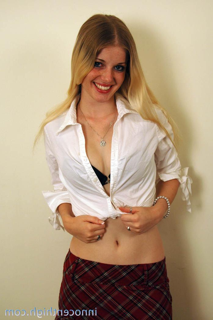 16P A estudante loira de aparência inocente Charlotte Stokely brinca com seu uniforme