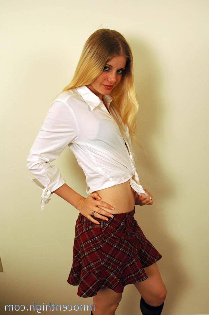 16P A estudante loira de aparência inocente Charlotte Stokely brinca com seu uniforme