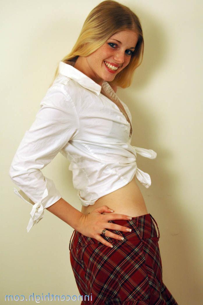 16P A estudante loira de aparência inocente Charlotte Stokely brinca com seu uniforme