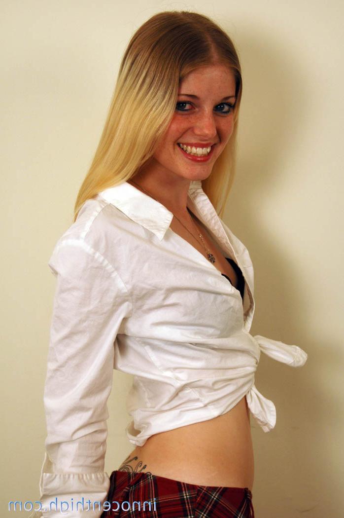 16P A estudante loira de aparência inocente Charlotte Stokely brinca com seu uniforme