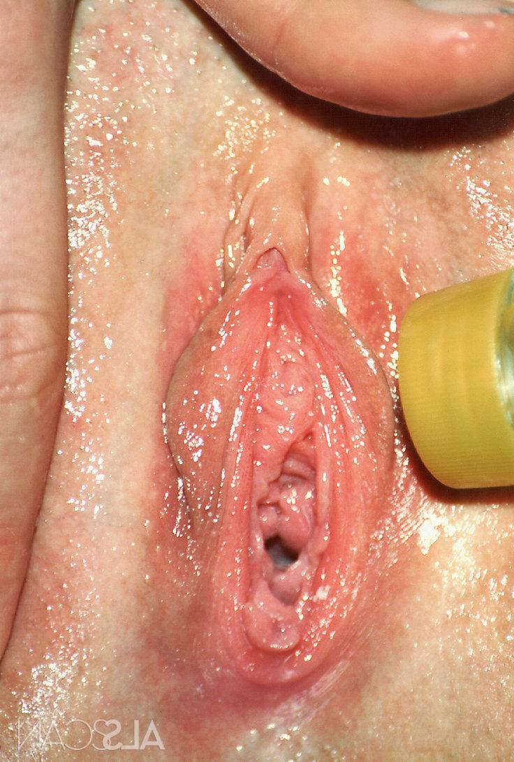 16P Menina adolescente sexy com cabelo encaracolado brinca com sua buceta rosa depois de ficar lubrificada