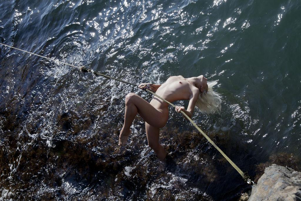 16P A loira gostosa Nika N faz ótimas poses de nudez enquanto está no oceano