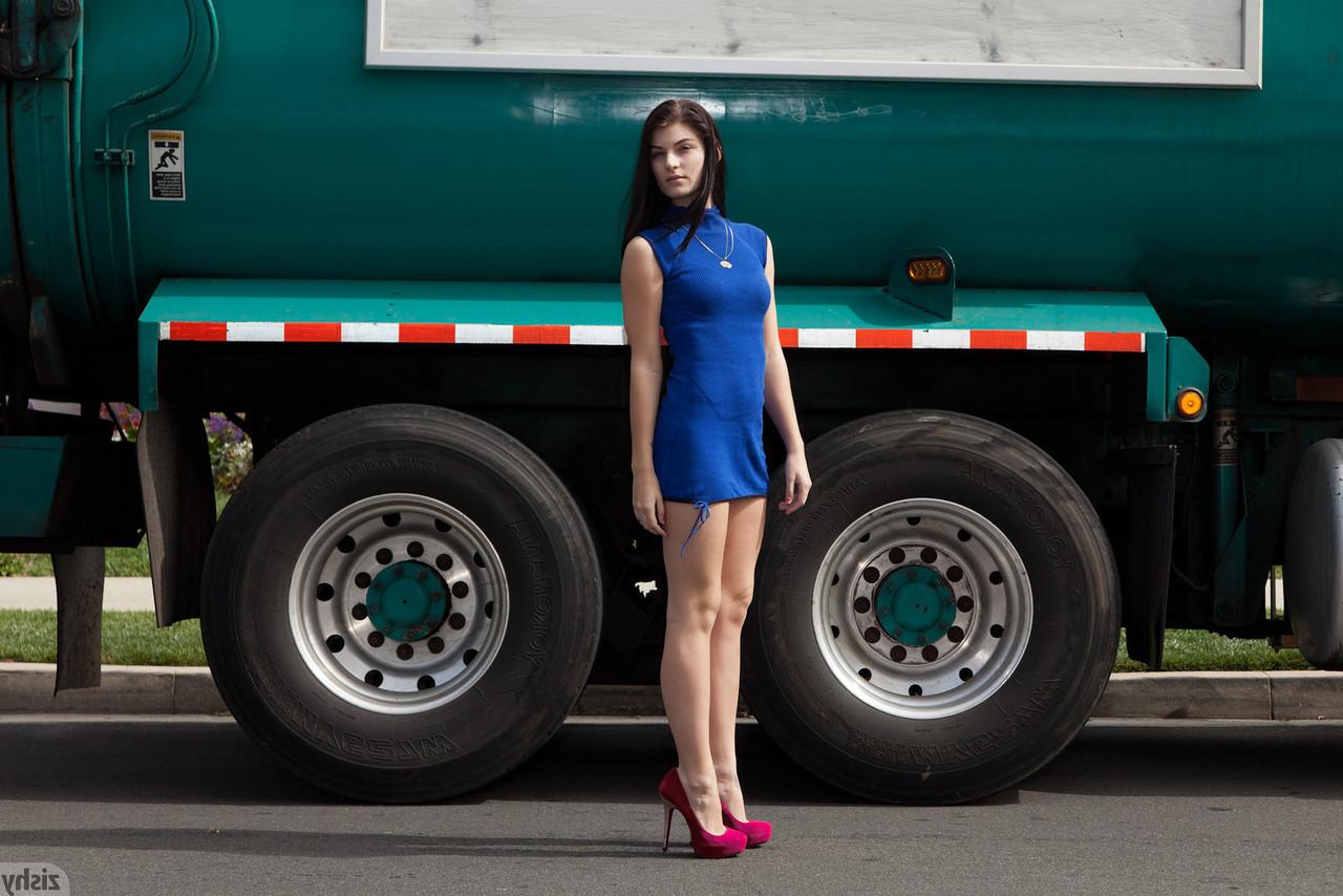 12P Die höschenlose Teenagerin Alyson Gray posiert in der Öffentlichkeit in einem sexy blauen Kleid und High Heels