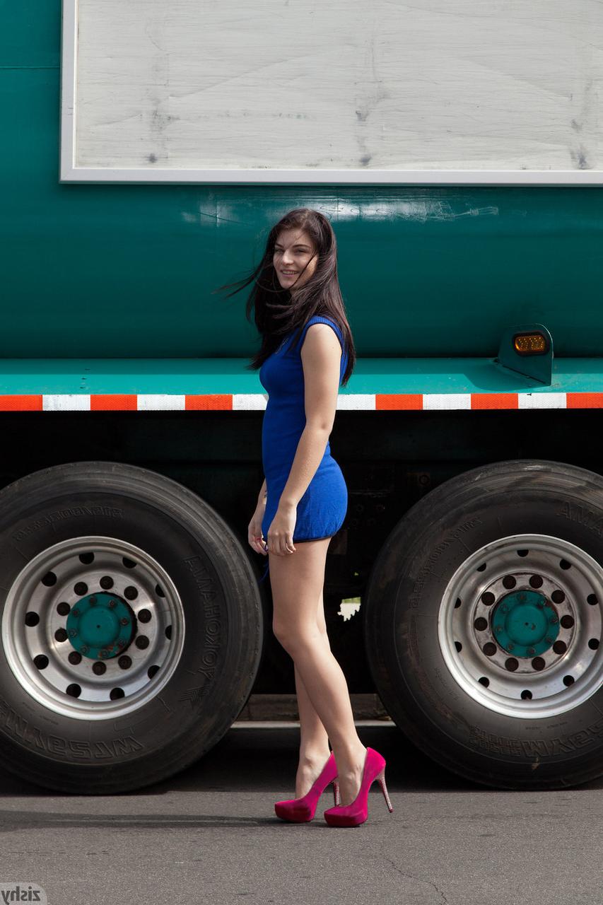 12P Die höschenlose Teenagerin Alyson Gray posiert in der Öffentlichkeit in einem sexy blauen Kleid und High Heels