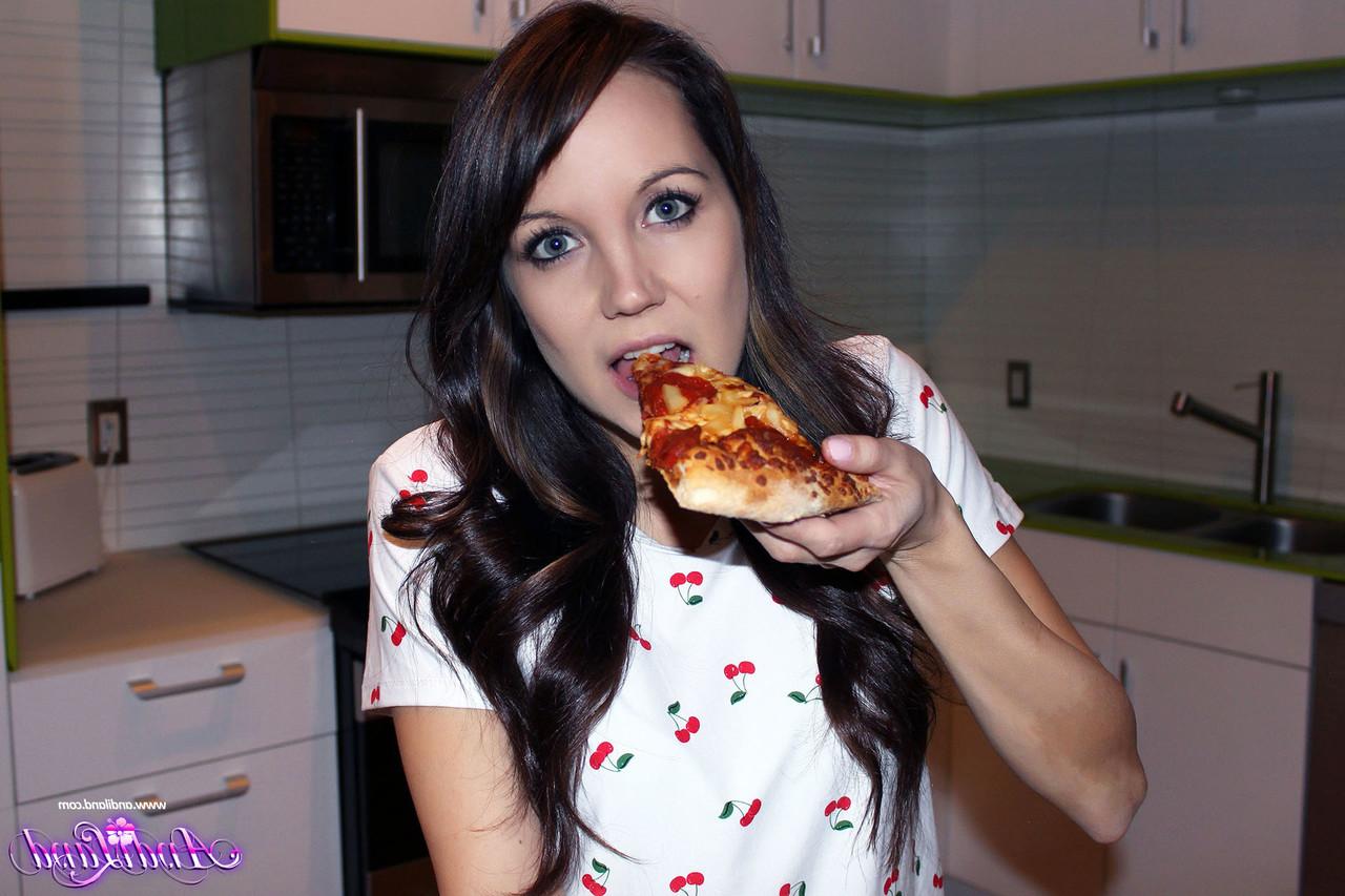 15P A jovem morena Andi Land fica até as meias enquanto come pizza caseira
