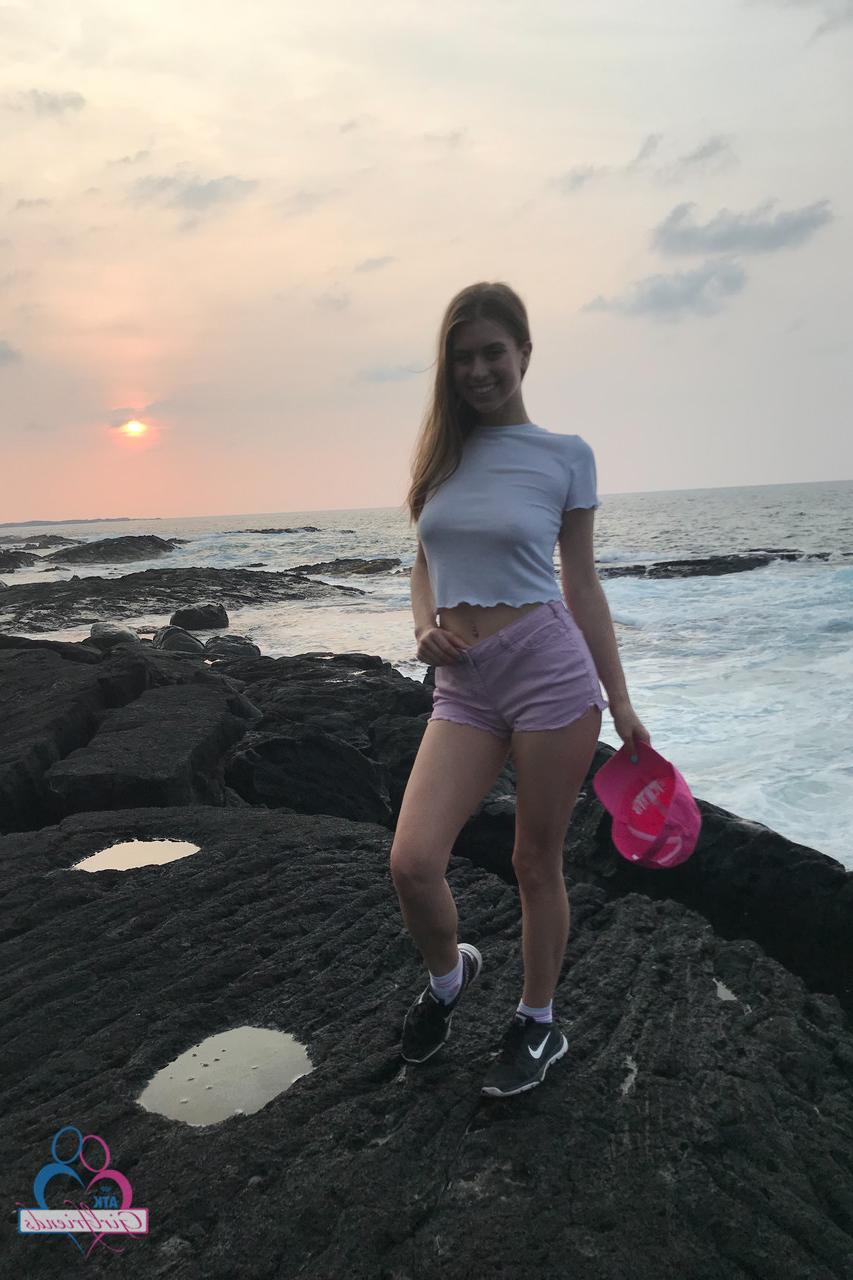 20P Amateur girlfriend Jill Kassidy poses in her hot outfits & naked in a solo