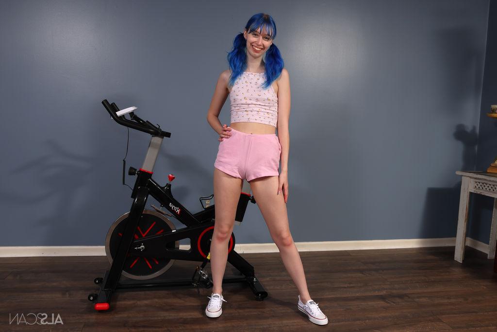 16P Uma jovem de cabelo azul Aubrey Ansel masturba-se com brinquedos sexuais