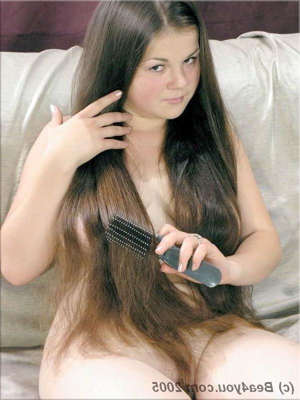15P Bea amadora adolescente fica totalmente nua antes de escovar seus longos cabelos