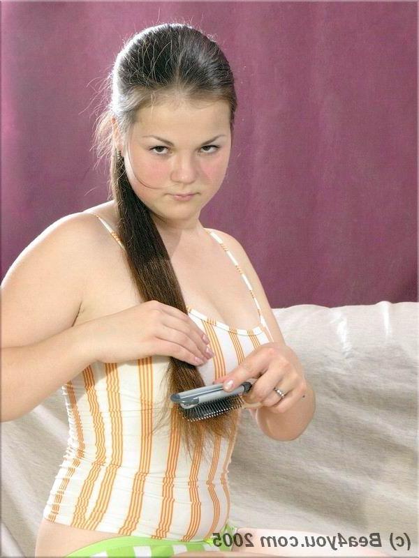 15P Bea amadora adolescente fica totalmente nua antes de escovar seus longos cabelos