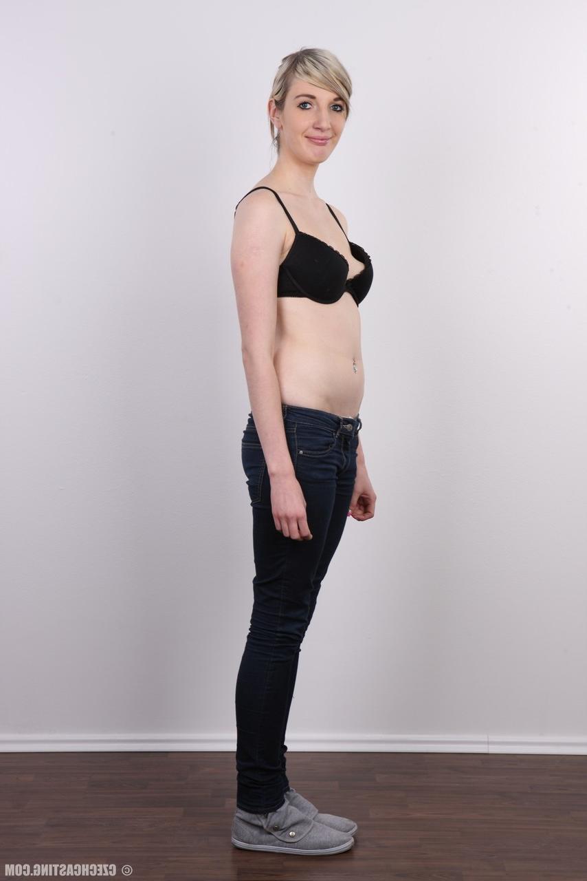 20P La blonde amateur Klara se met complètement nue pour un gros plan de sa chatte.