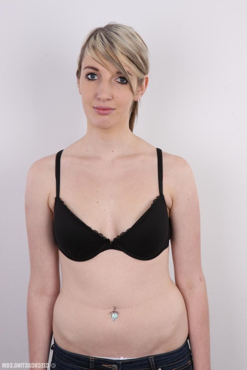 20P La blonde amateur Klara se met complètement nue pour un gros plan de sa chatte.