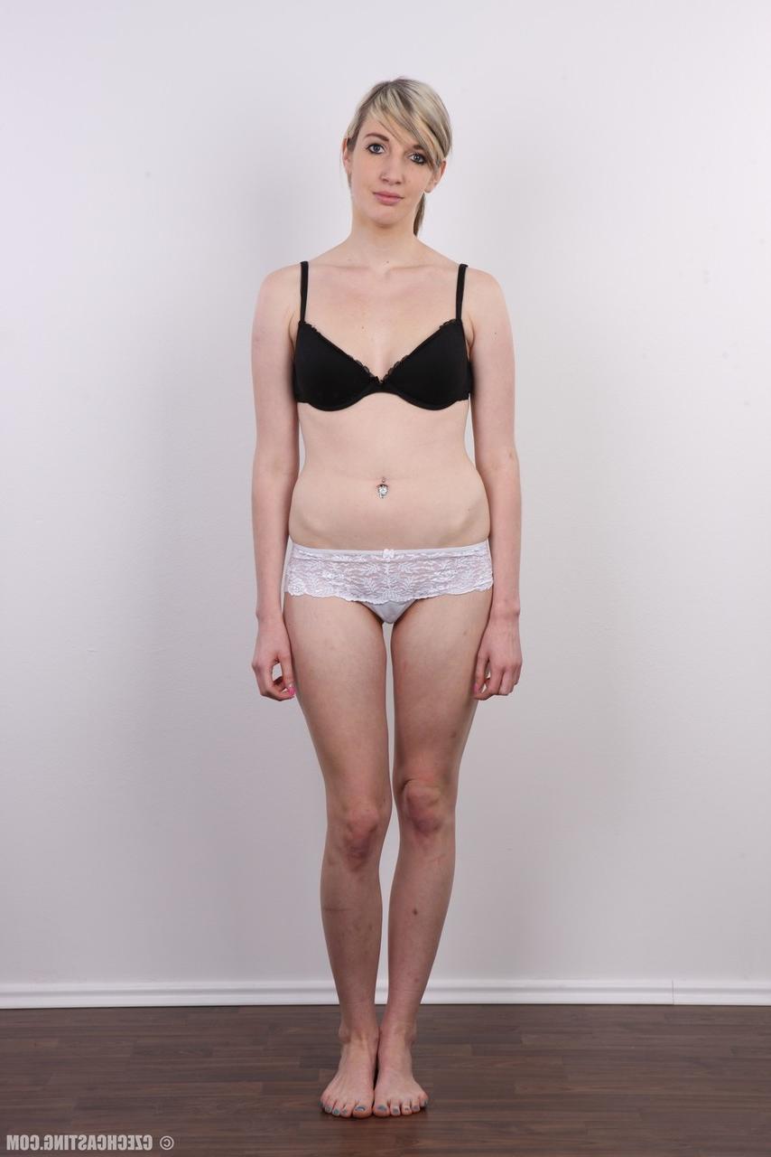 20P La blonde amateur Klara se met complètement nue pour un gros plan de sa chatte.