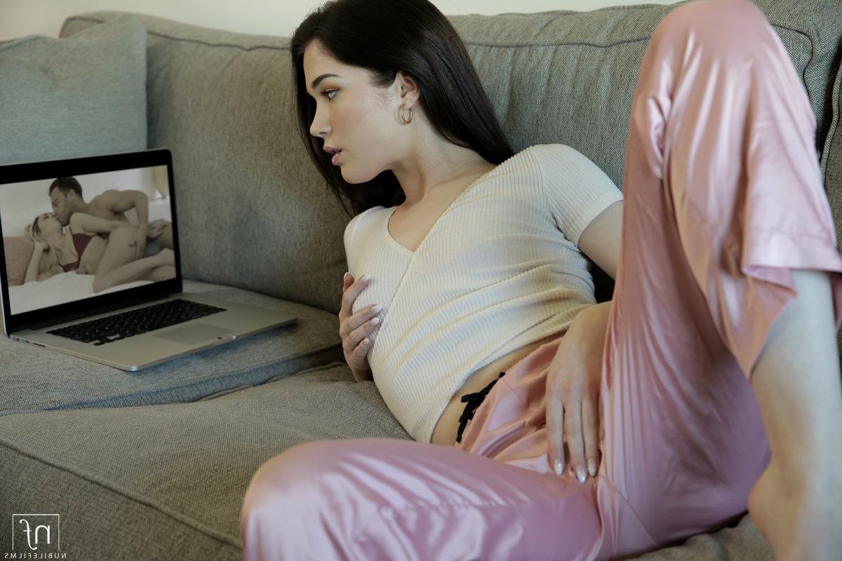 16P Evelyn Claire donne vie à son fantasme de faire un plan à trois