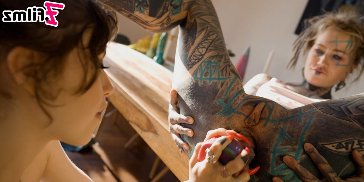 20P Les adolescents tatoués Anuskatzz et Eden Ivy participent à des jeux anaux pendant des relations sexuelles lesbiennes.