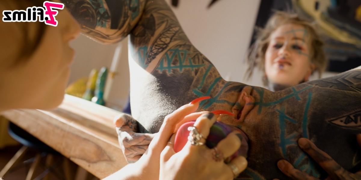 20P Les adolescents tatoués Anuskatzz et Eden Ivy participent à des jeux anaux pendant des relations sexuelles lesbiennes.