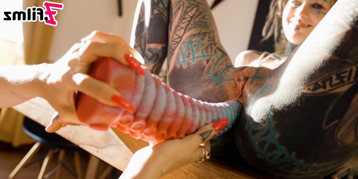 20P Les adolescents tatoués Anuskatzz et Eden Ivy participent à des jeux anaux pendant des relations sexuelles lesbiennes.