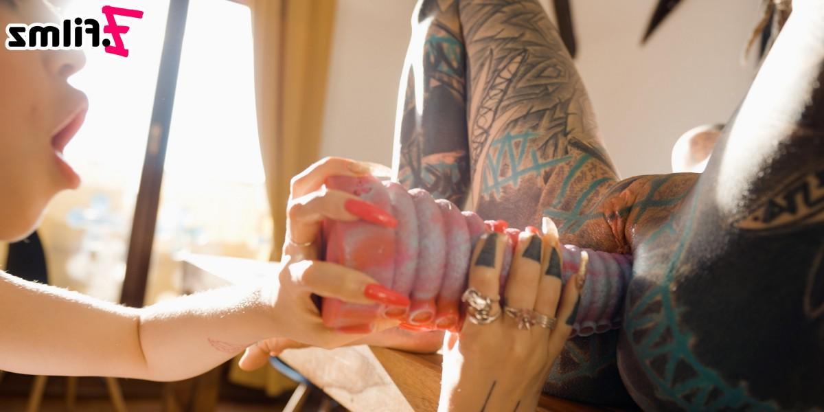 20P Les adolescents tatoués Anuskatzz et Eden Ivy participent à des jeux anaux pendant des relations sexuelles lesbiennes.
