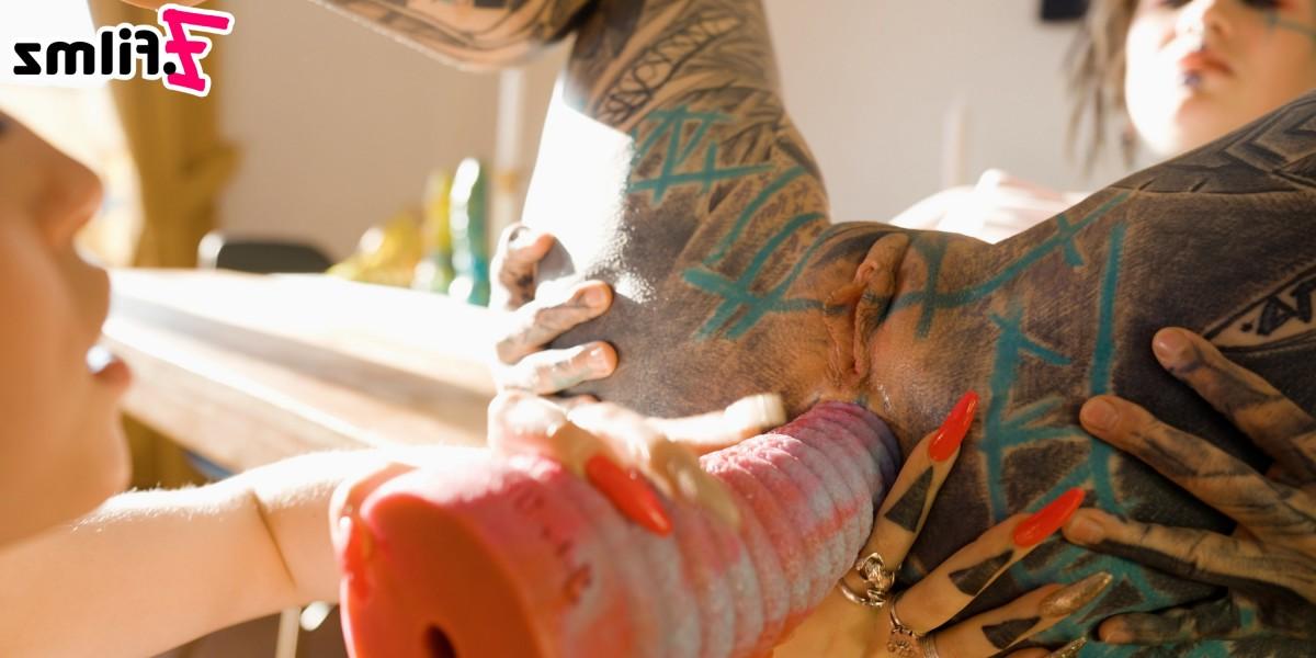 20P Les adolescents tatoués Anuskatzz et Eden Ivy participent à des jeux anaux pendant des relations sexuelles lesbiennes.