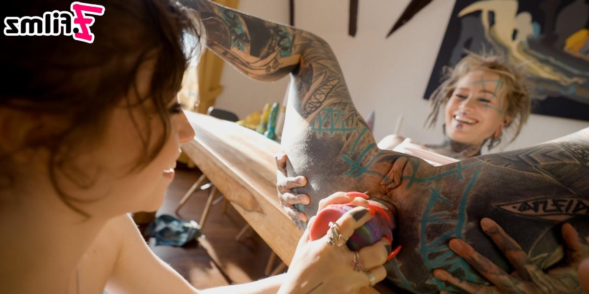 20P Les adolescents tatoués Anuskatzz et Eden Ivy participent à des jeux anaux pendant des relations sexuelles lesbiennes.