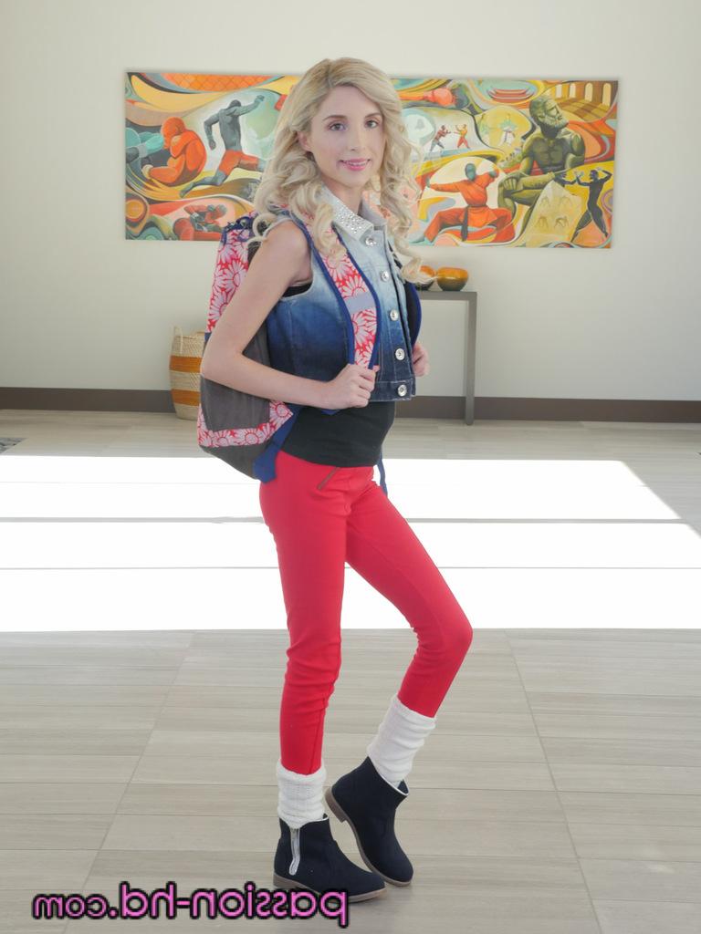 16P La petite blonde Piper Perri enlève ses vêtements en rentrant de l'école.