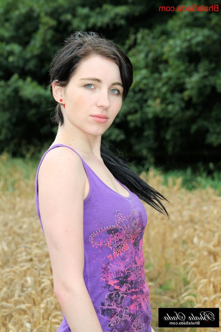 15P Linda morena posa e tira a camisa em um campo de trigo