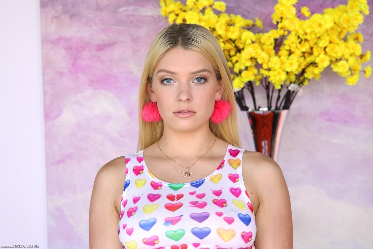 20P Die wohlgeformte Blondine Giselle Palmer zeigt ihre großen natürlichen Titten und spreizt ihren Arsch