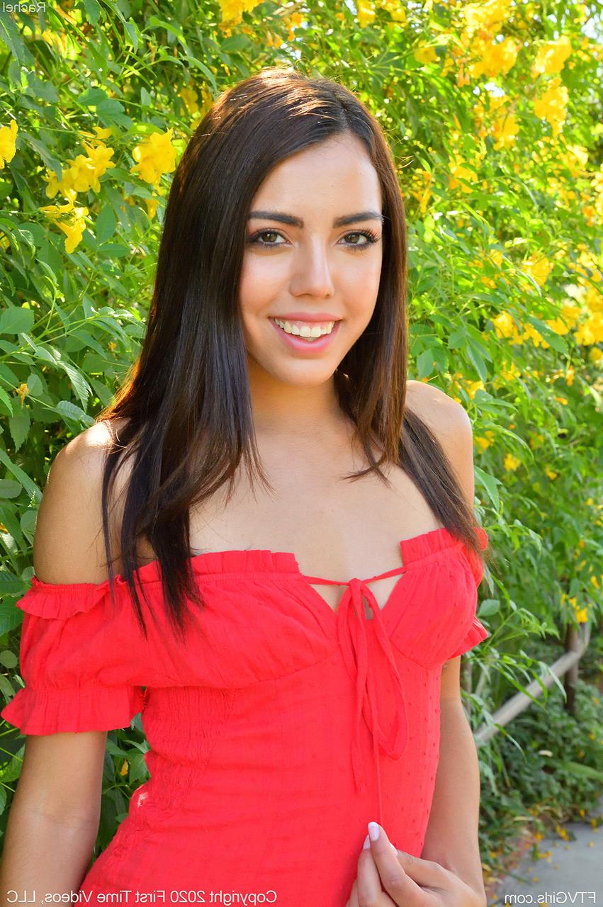 15P A linda garota Rachel levanta seu vestido vermelho para revelar um plug anal em seu cu