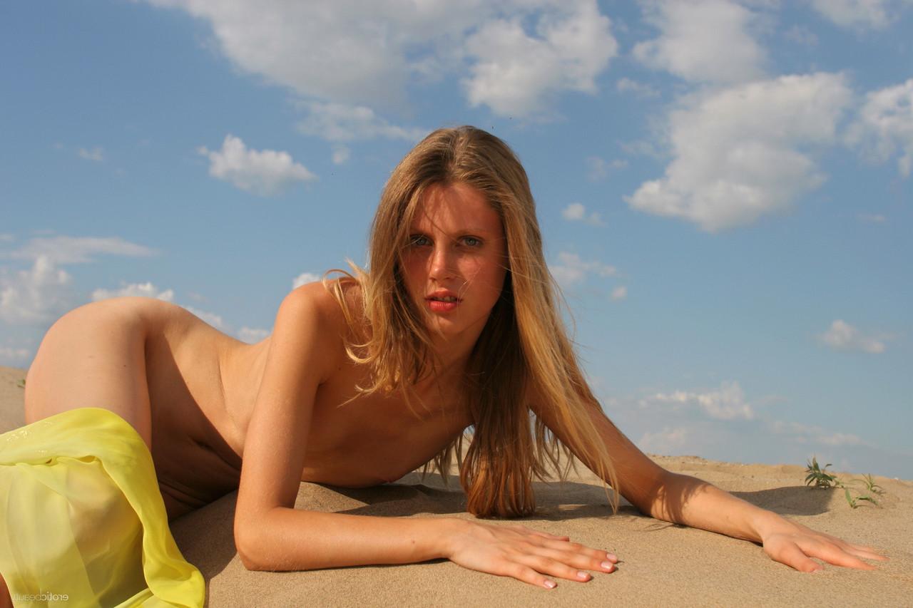 17P A loira nua Kate F sente o vento em seus longos cabelos na praia