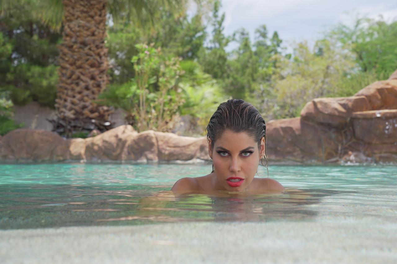 20P La star du porno espagnole sexy Bridgette B vous allume avec ses gros seins mouillés au bord de la piscine.