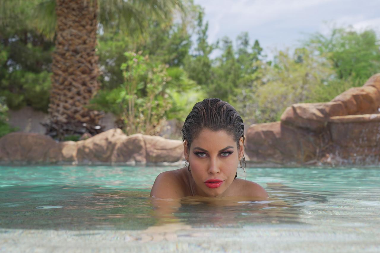20P La star du porno espagnole sexy Bridgette B vous allume avec ses gros seins mouillés au bord de la piscine.