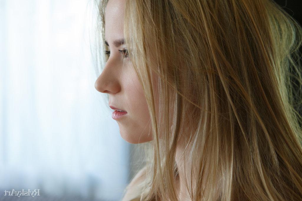 16P Loira gostosa Delizi destaca seus peitos lindos enquanto fica nua