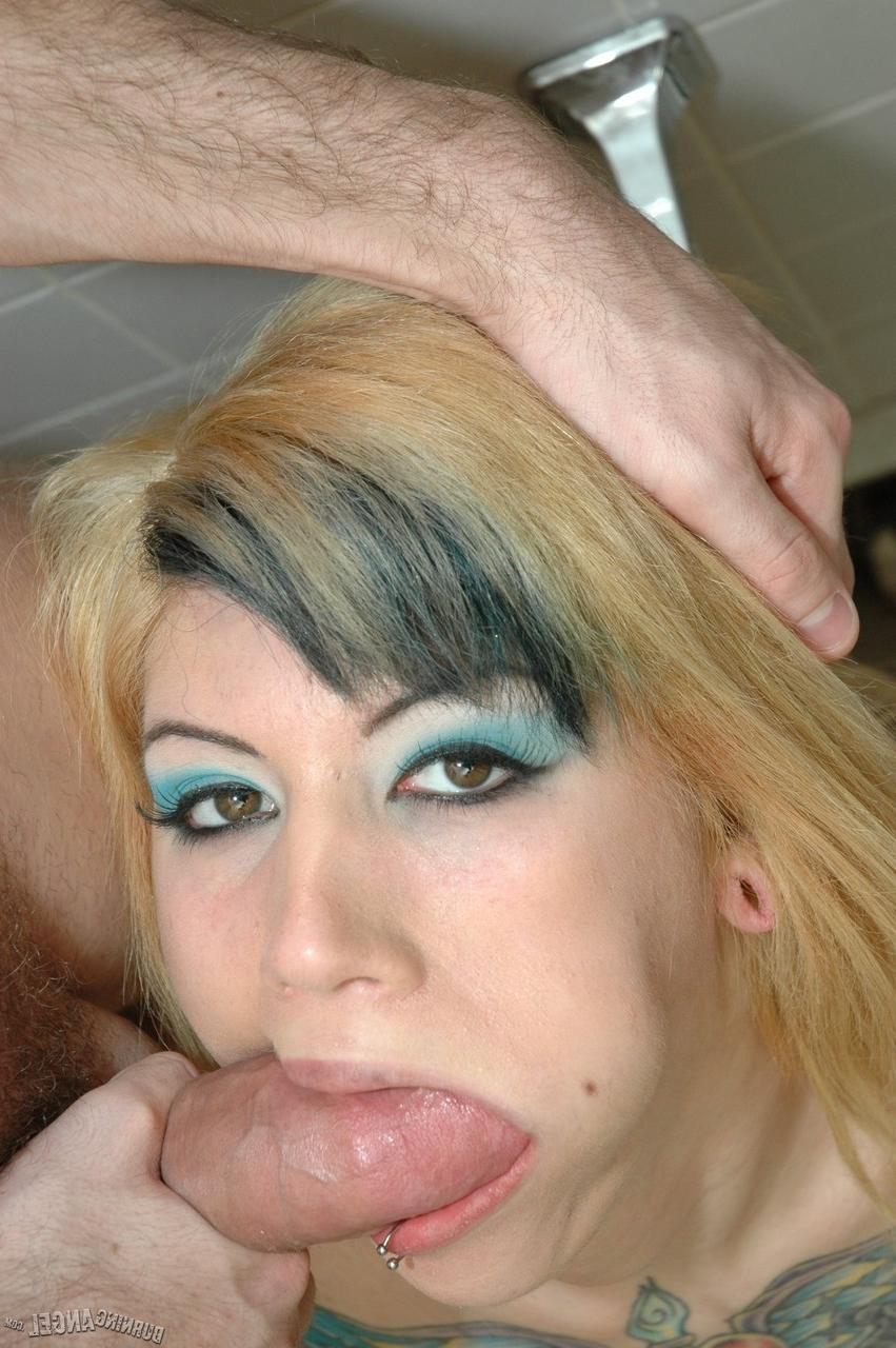 17P Das hübsche Punk-Girl Maureen Cross gibt einen heißen Blowjob und hüpft auf einem großen Schwanz herum
