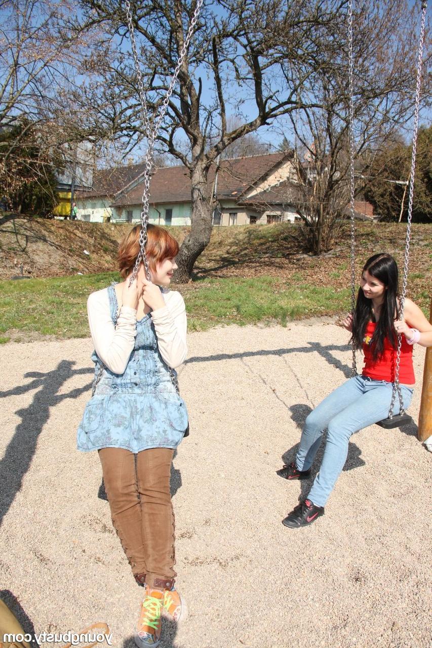 15P Chicas jóvenes descubren su amor por el sexo lésbico en un parque infantil