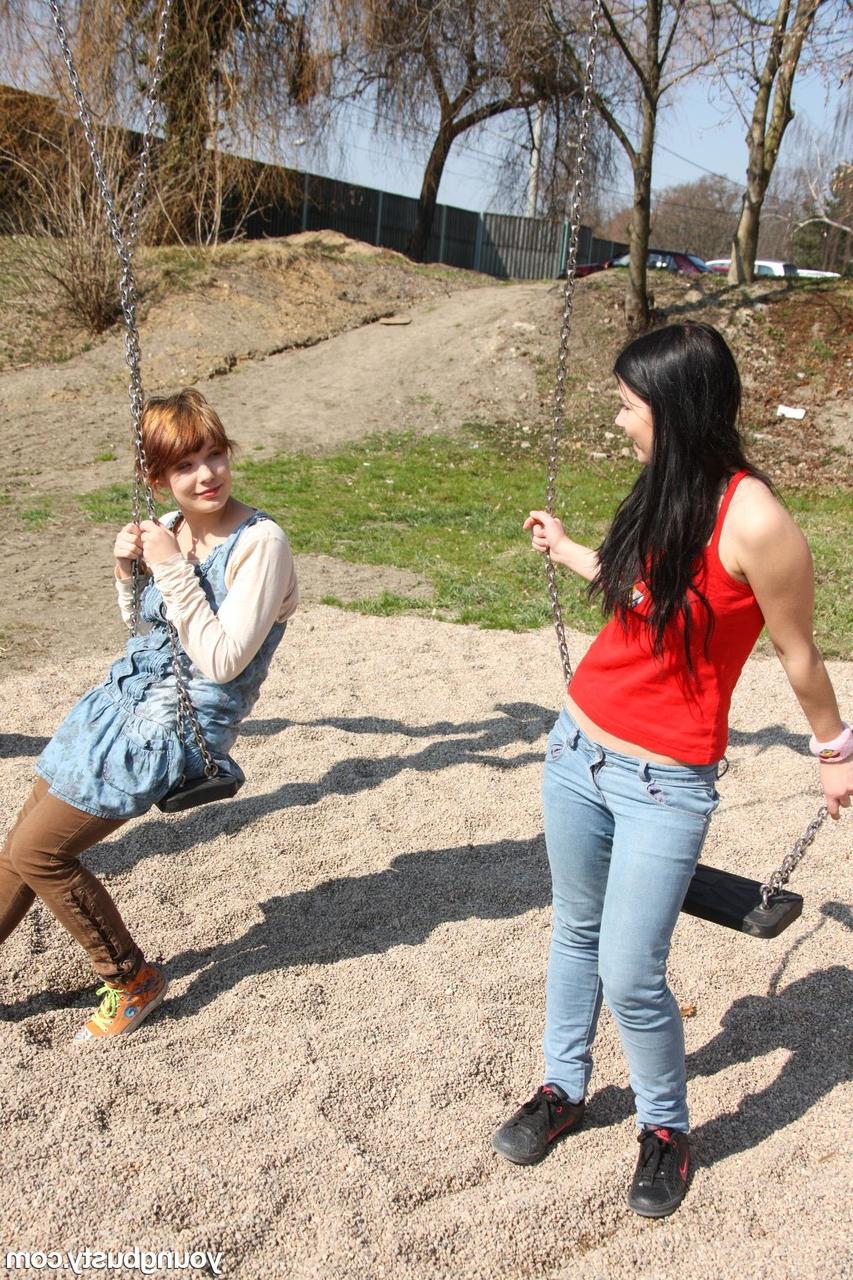 15P Chicas jóvenes descubren su amor por el sexo lésbico en un parque infantil