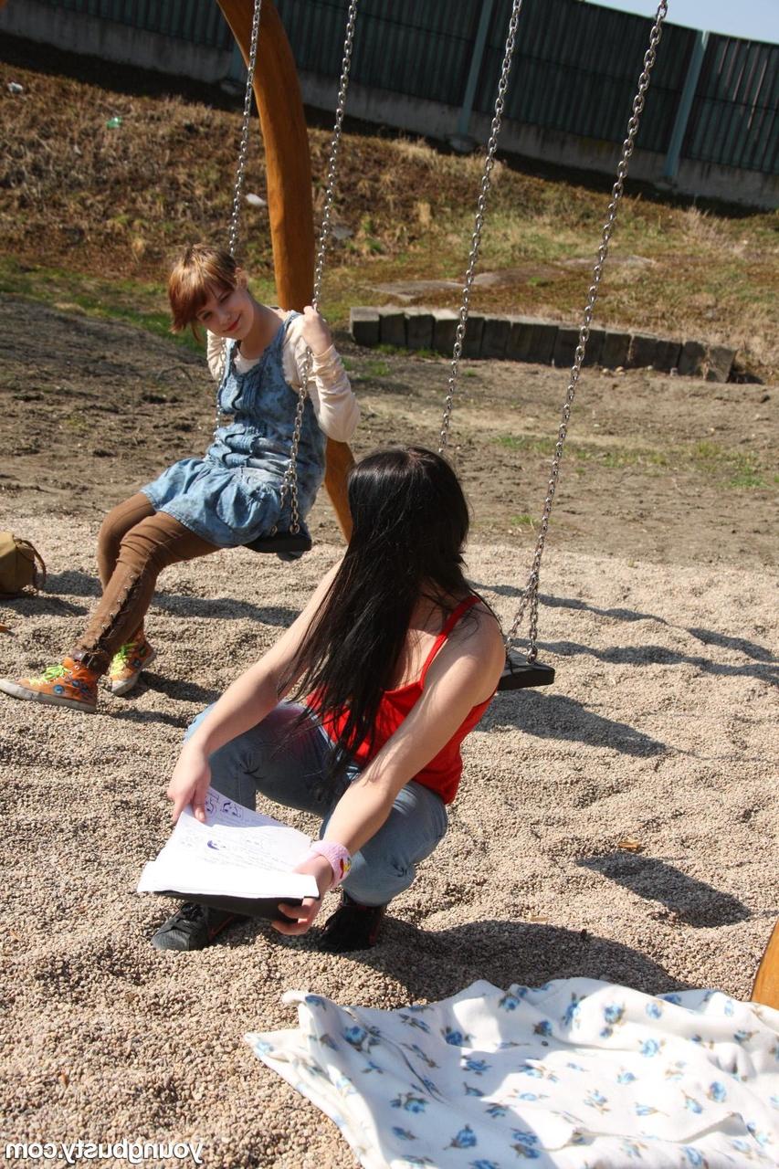 15P Chicas jóvenes descubren su amor por el sexo lésbico en un parque infantil